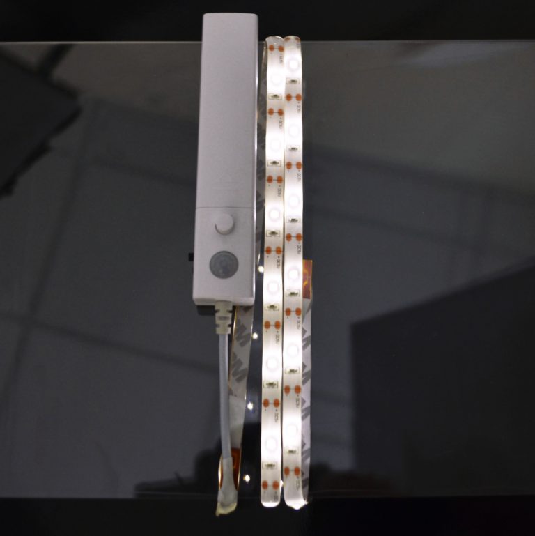 X4-LIFE LED-Band 100cm mit Bewegungsmelder / Batterie / 30 LEDs / 300lm